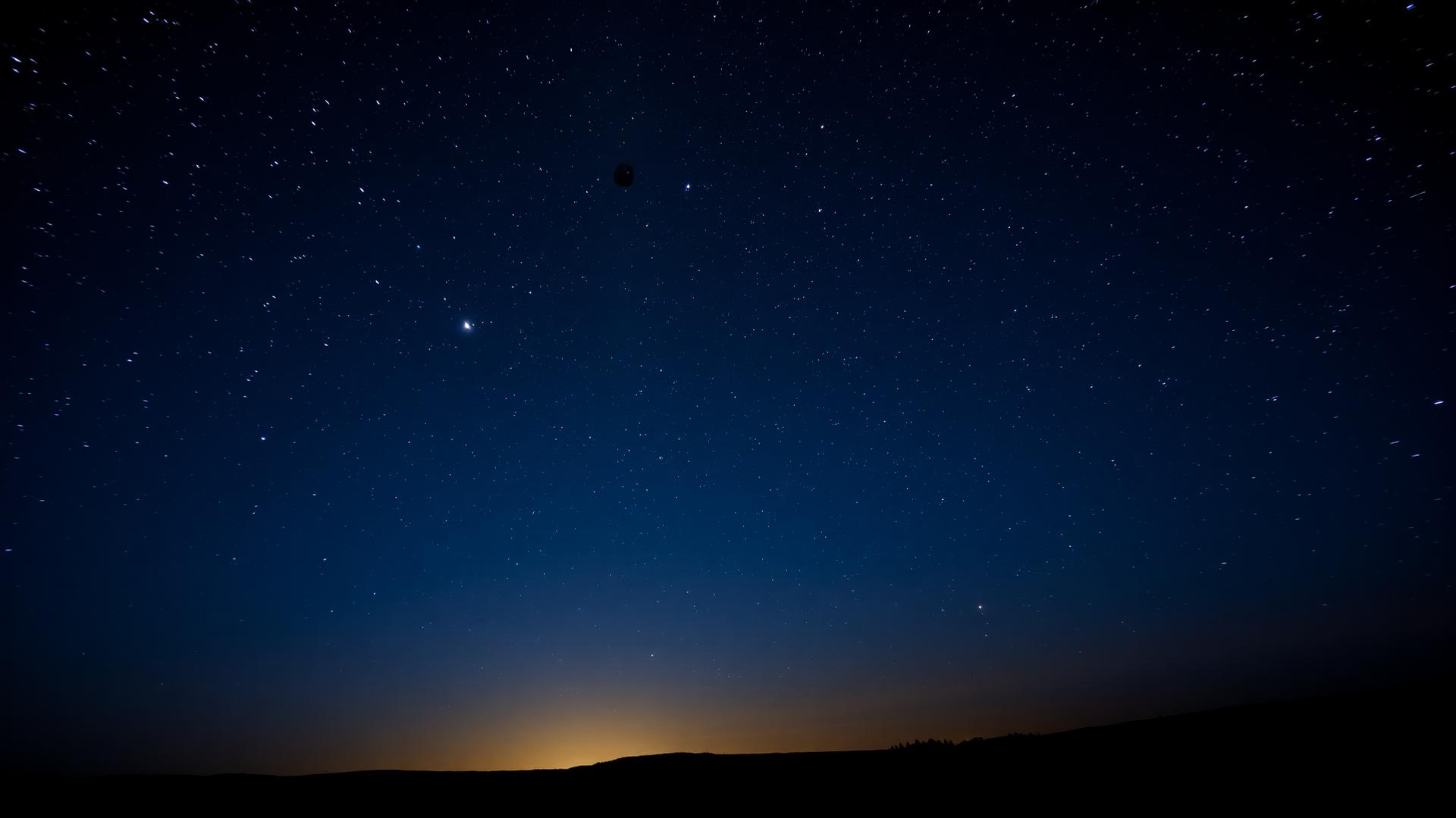 Cielo estrellado sobre paisaje natural