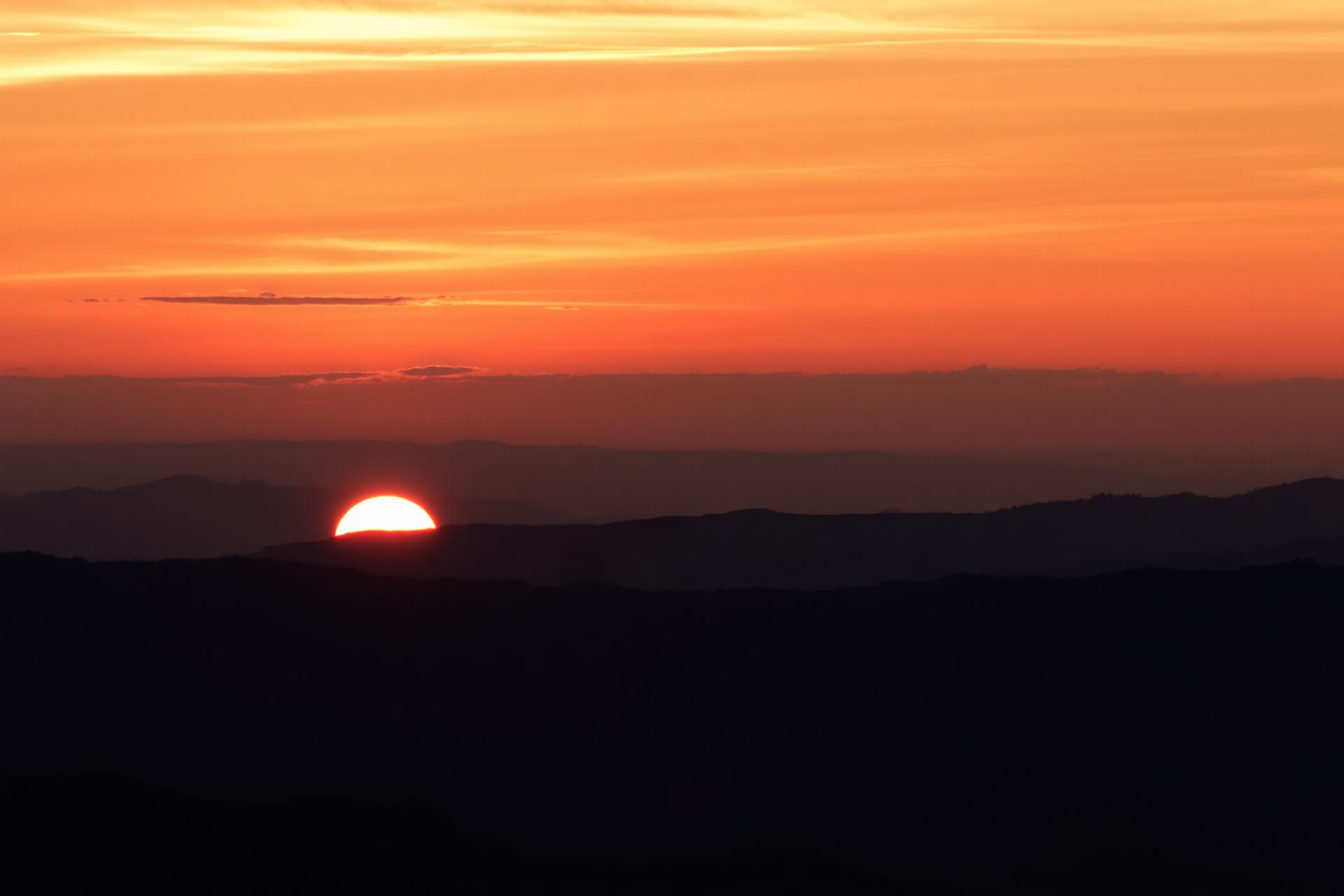 Paisaje al atardecer con horizonte abierto